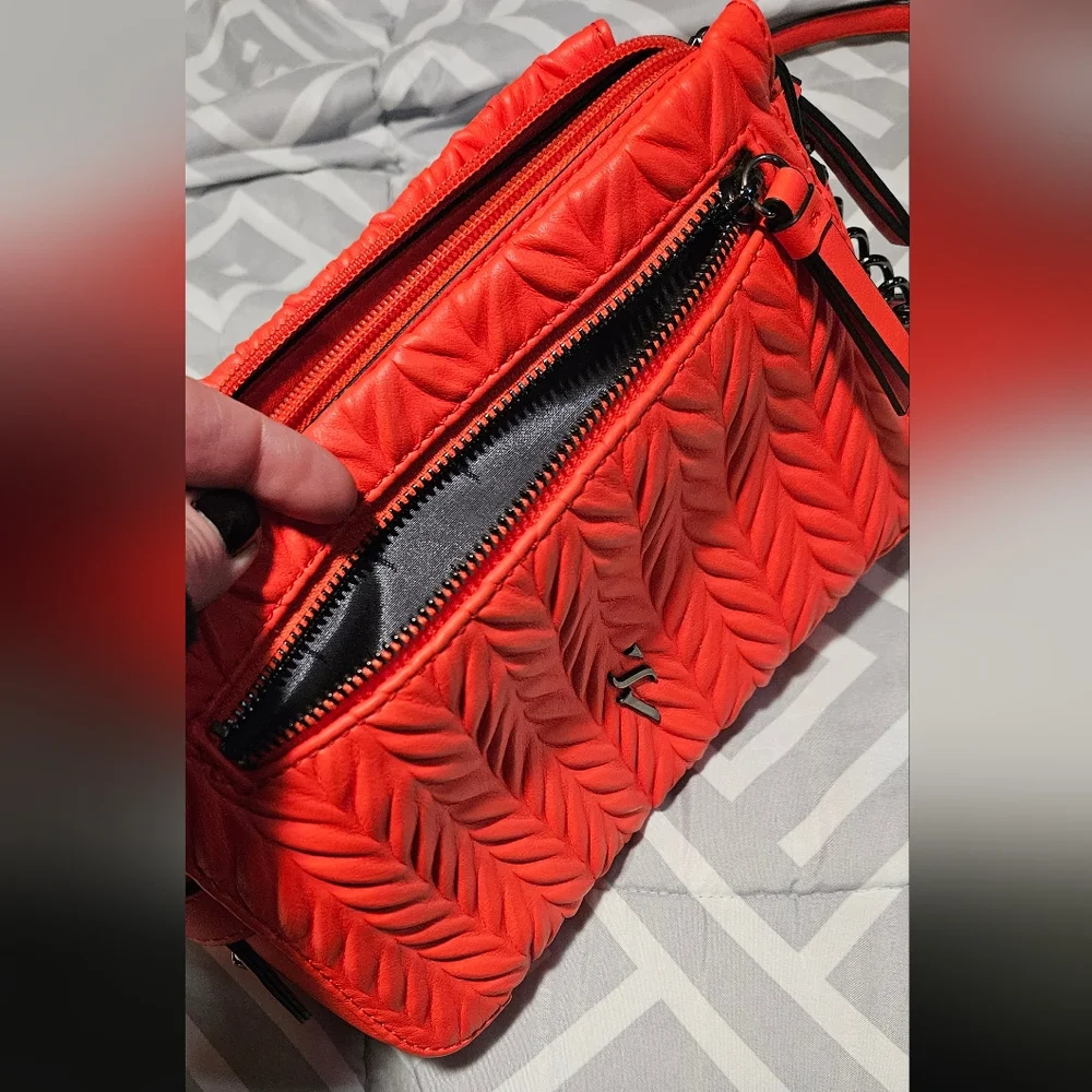 Vera Wang Faux Leather crossbody purse - Picture 5 of 8